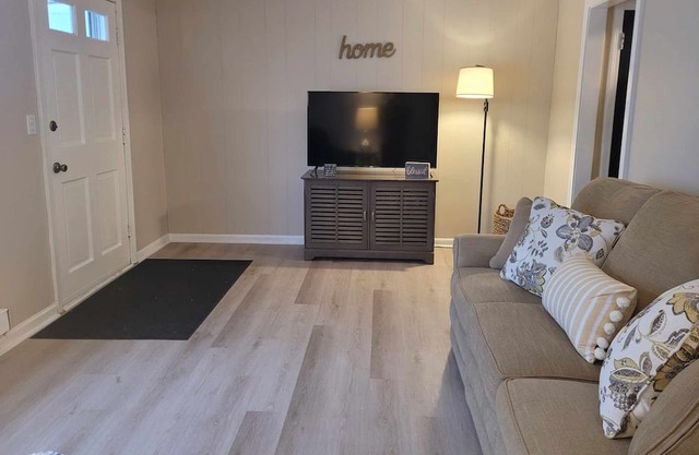 Cozy Cape convenient to Fairgrounds, Downtown,Hospitals,Amphitheater & much more