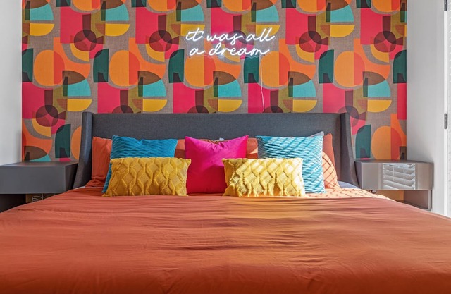 ★FREEDOM HOUSE★ Bachelor-ette dream, Rooftop Skyline Views, 3/4 mile to BROADWAY