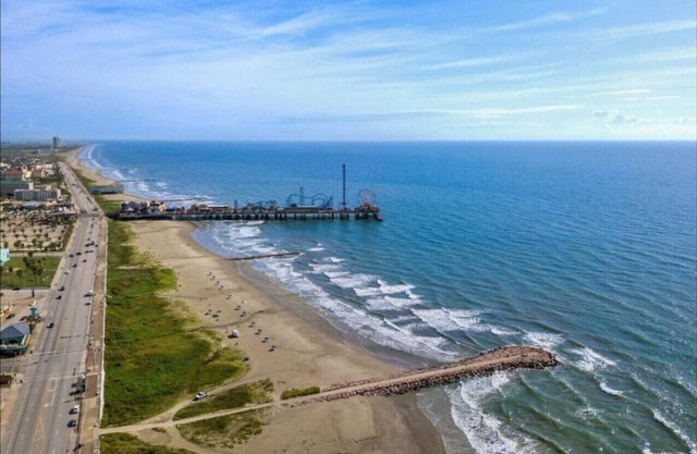 Oceanview beach house with game room and deck, close to beach