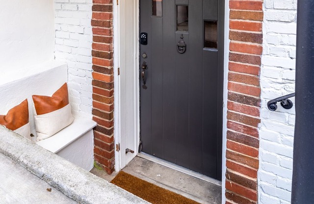 Explore ATL and the Beltline by foot from your boho chic retreat. Pet-friendly!