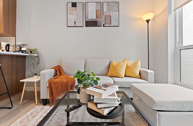 2BR with Gym, Rooftop & Free Street Parking by UMN, Pet Friendly