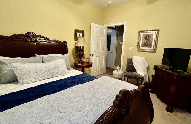 Bed & Breakfast Stay with Brenda Bedroom with Bath in home