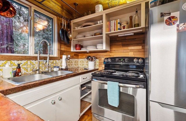 Huckleberry Cottage - new hot tub, nearby river access!