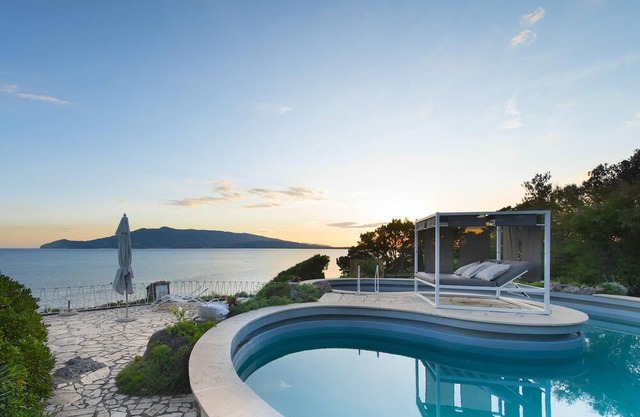 Mare degli Angeli, Splendid Mediterranean Seaside Villa, Gardens, Pool, Almost Heaven