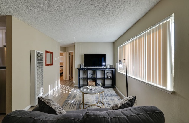 Fresno Apt Near Attractions, Shopping & Dining!