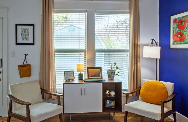 Room with private entrance in an adorable bungalow in Old Town Georgetown TX!