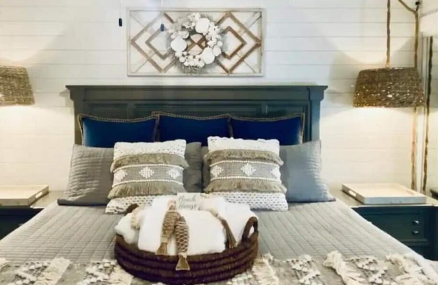 OceansideResort-King Bed-Sleeps 6-Quick Walk to the Beach-Family Friendly Resort
