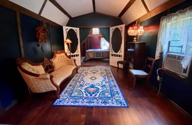 Luxurious, Off Grid, glamping, secluded on 43acres