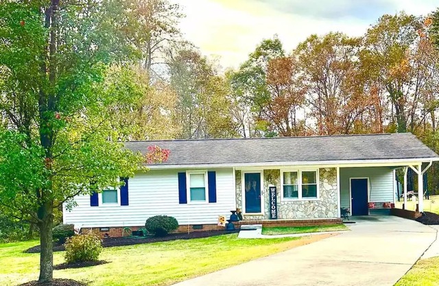 Secluded Oasis minutes from shopping Complimentary streaming services &CoffeeBar