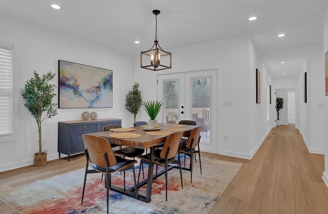 This house is a 4 bedroom(s), 3 bathrooms, located in Atlanta, GA.