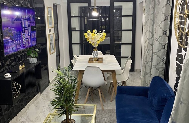 HOUSE OF ISAAC: Modern Luxury Home Sleeps: 06 - Bedrooms: 03 - Bathrooms: 03
