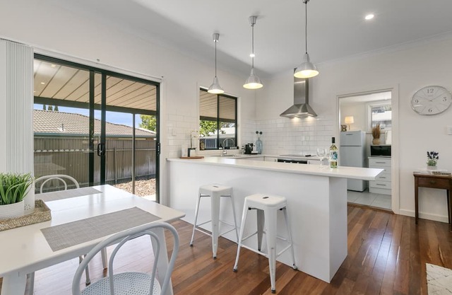 Shop and Sea in Sturt!