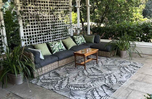 RIVERTON RETREAT, RONDEBOSCH l . .. . . . ..