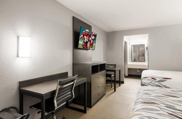 Affordable Stay: Close to Alexandria Museum of Art, Free Parking, Pets Allowed!