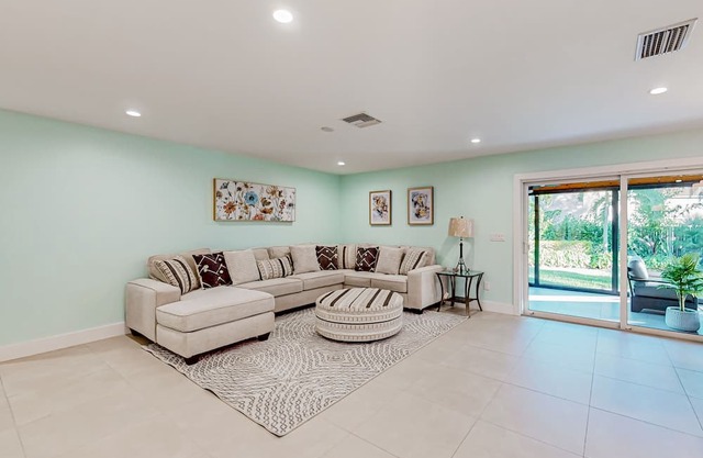 Sunlit enchanting retreat with gorgeous yard & large patio - near beaches & golf
