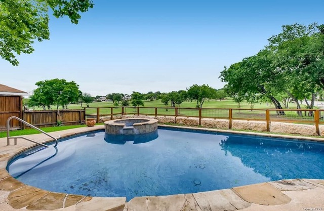 Stunning Pool overlooking Golf course with Game room