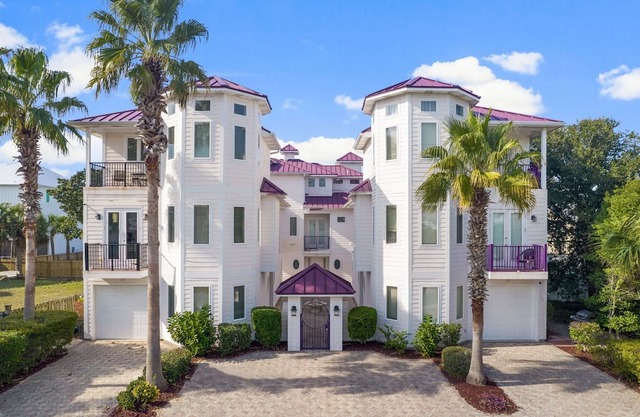 Laguna Beach: 4BR 4BA sleeps 12. Spacious townhouse for your perfect getaway.