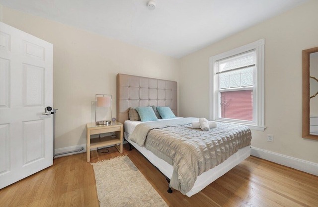 5BR 2BTH Bright & Spacious Apt in Brighton