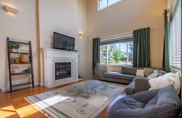 Short Drive to Stadiums - Large 4 Bedroom House