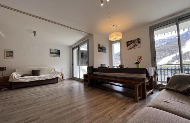 50m from resort center, 8th floor, view ski slopes, balcony, tv, ski locker, 38m², Serre Chevalier