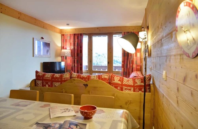 100m from resort center, 5th floor, balcony, tv, 48m², La Plagne