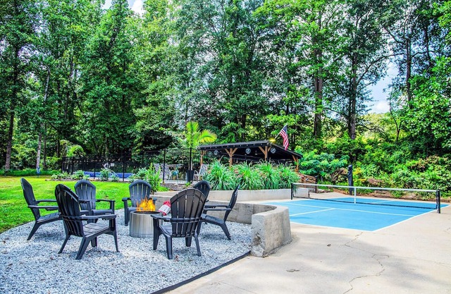 Pool, Pickleball, Poker, Ping-Pong! King beds!