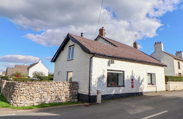 CWTCH, pet friendly, character holiday cottage in Cilcain