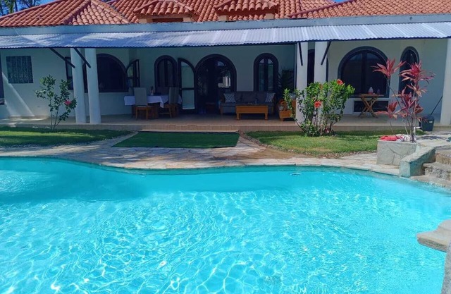 Luxury 7 bedrooms villa close to playa laguna beach