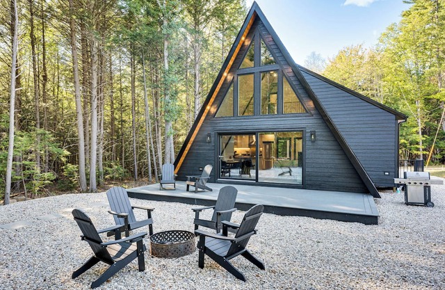 Hike, Ski & Explore: Serene Danbury Cabin w/Sauna