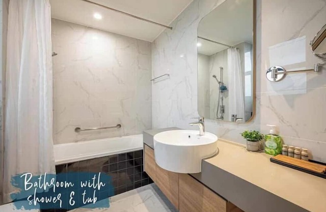 Heart of Saigon: 3BR4bed Chic Apt, Free Pool