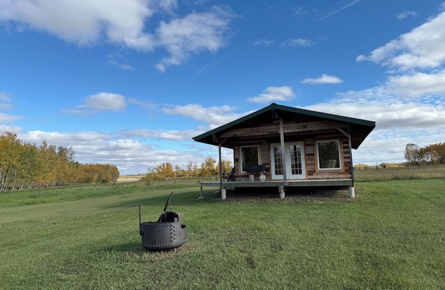 Quiet rural cabin next to Codette Lake