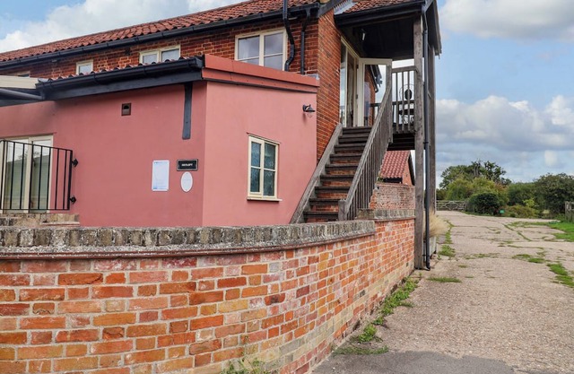 HAYLOFT, pet friendly, with a garden in Ipswich