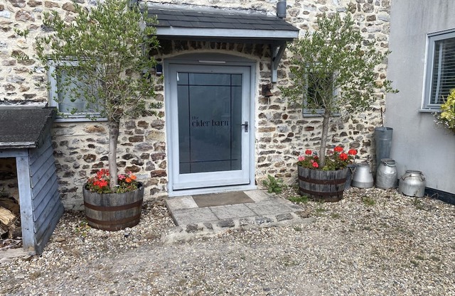 THE COW SHED, pet friendly, character holiday cottage in Bishopswood