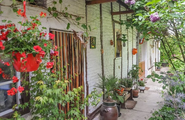 Spacious independent cottage near city center