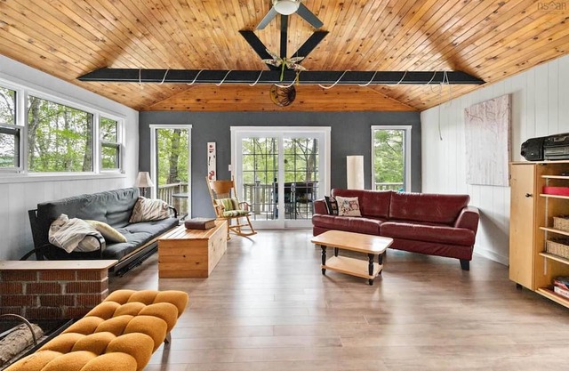 Charming Cottage on the Lake - Family and Pet Friendly