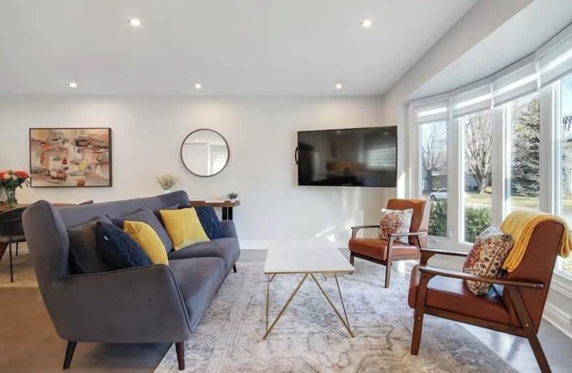 Cozy home in Elmvale Acres near General Hoospital