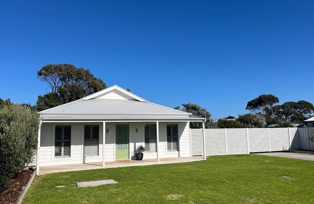 The Salty Olive - WiFi, Pet Friendly Outside