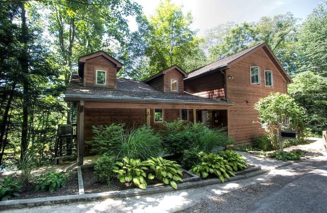 Beautiful Cabin with Hot Tub Surrounded by Trees in Confluence, Pennsylvania