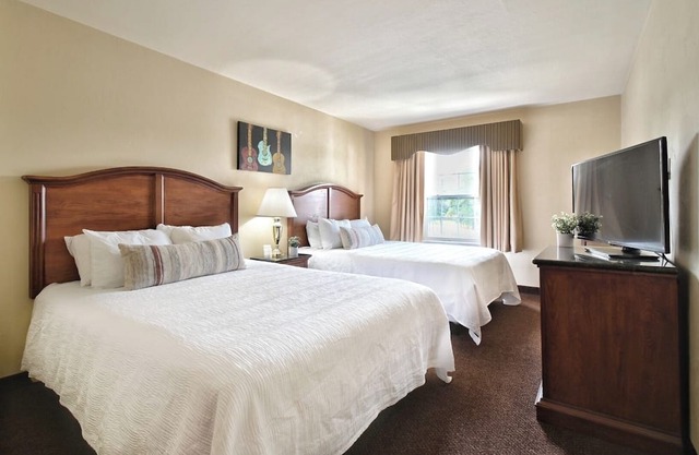 Cozy Queen Stay Near Menominee River! Outdoor Pool & Free Parking, Pets Allowed!