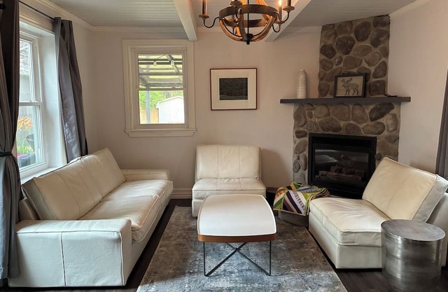 4Bed Downtown Gem,Modern Comfort, Fireplace,Huge Backyard,Step to Lake broadwalk