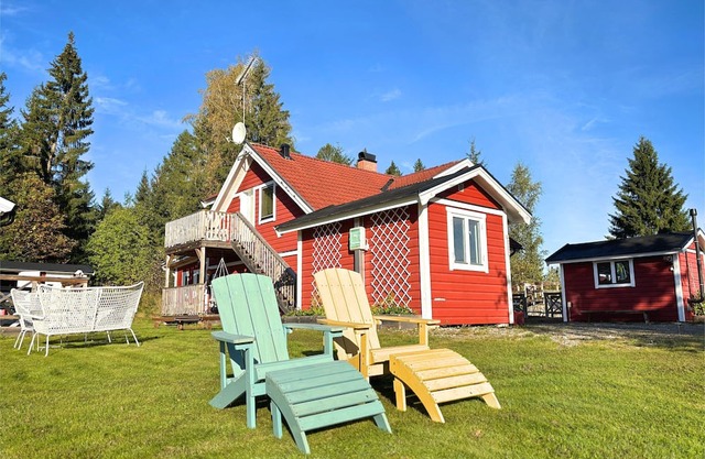 Hus Bubbarsbo - Family vacation home by the lake with garden & canoe in Kolsva