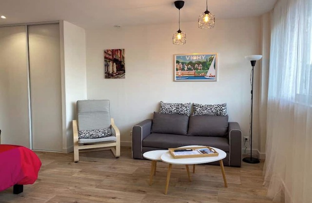 Vichy Hotel de Ville RDC (VHV1)