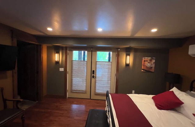 Peaceful location comfortable suite 2 blocks from shopping and dining