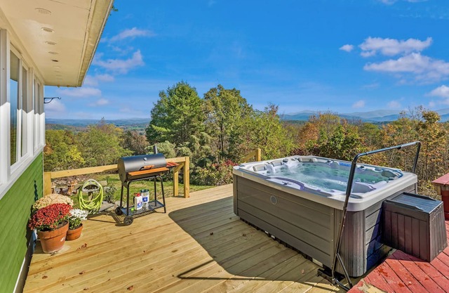 Bright hilltop retreat with stunning mountain views, wrap-around windows, and cozy seating to take it all in. Nestled on a private, scenic property minutes from charming Cambridge village—perfect for a peaceful getaway year-round.