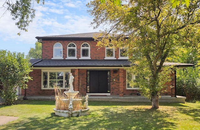 Luxury Country Estate in Stouffville | Huge Yard Sunroom Games & Family Fun