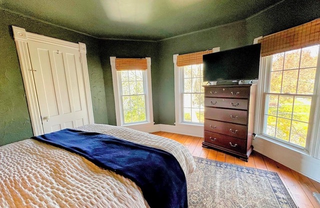 Spacious 4-bedroom Victorian house in lovely Oswego, NY with AC