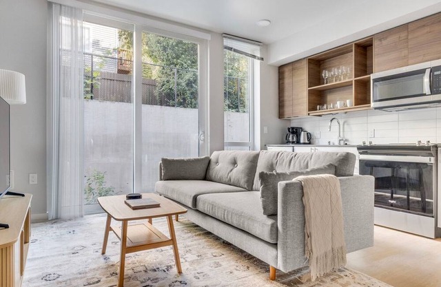 Blueground | West Queen Anne, balcony, nr Kerry Park