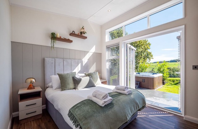 Stylish 3-Bed Lodge with Golf & Spa Access