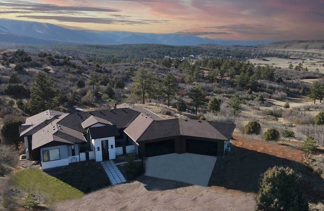 Private, 36 Acres, 6 Kings, HotTub, Views, Clean