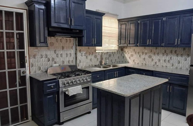 Charming one or two room apartment , with AC, Close proximity of Ogle Airport.
